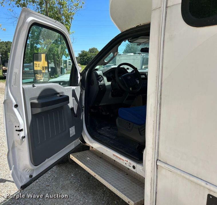 image for item EK4883 2015 Forest River F550 Super Duty XL shuttle bus