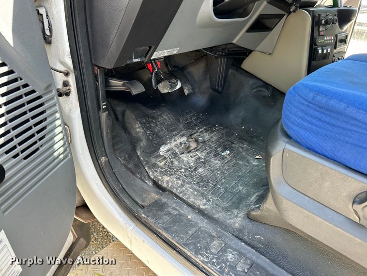 image for item EK4883 2015 Forest River F550 Super Duty XL shuttle bus