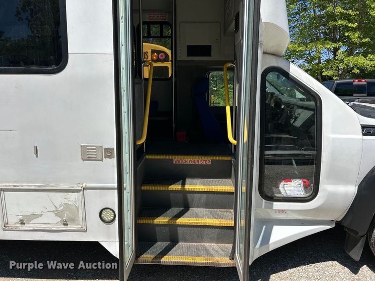 image for item EK4883 2015 Forest River F550 Super Duty XL shuttle bus