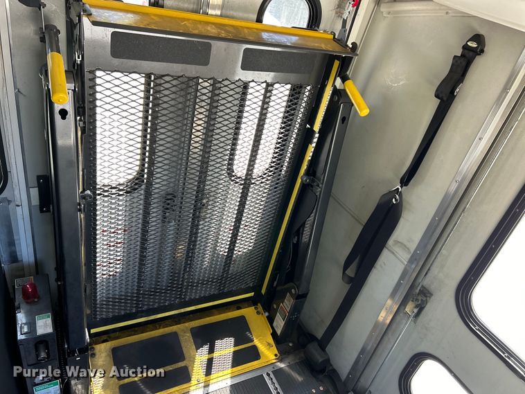 image for item EK4883 2015 Forest River F550 Super Duty XL shuttle bus