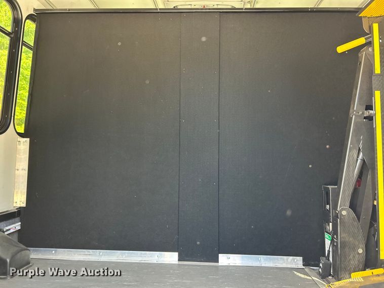 image for item EK4883 2015 Forest River F550 Super Duty XL shuttle bus