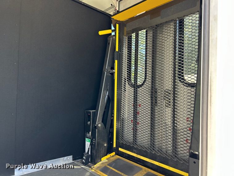 image for item EK4883 2015 Forest River F550 Super Duty XL shuttle bus