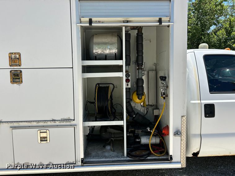 image for item EK4884 2002 Ford F550 Super Duty XLT utility / service truck
