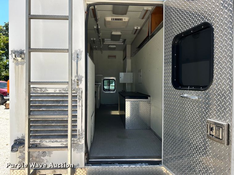 image for item EK4884 2002 Ford F550 Super Duty XLT utility / service truck