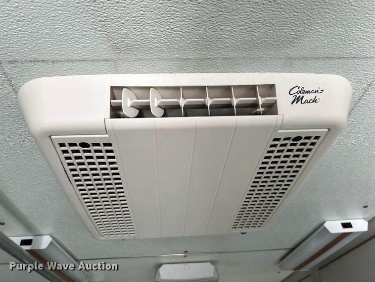 image for item EK4884 2002 Ford F550 Super Duty XLT utility / service truck