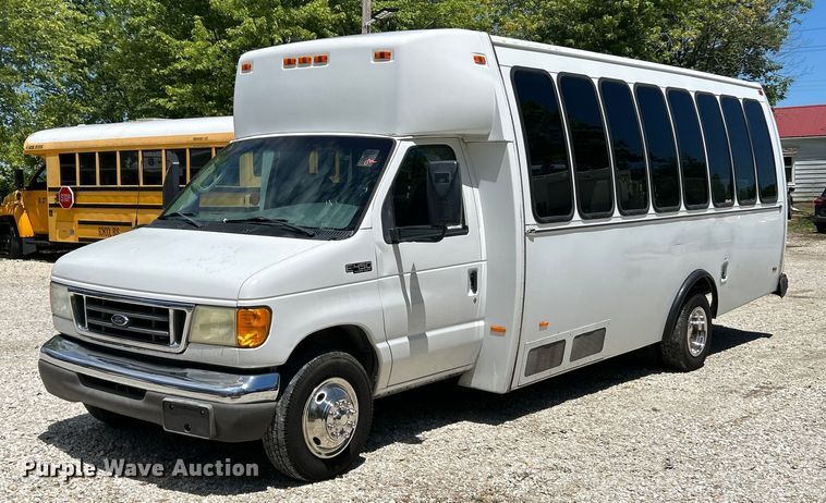 image for item EK4885 2003 Ford E450 Super Duty shuttle bus