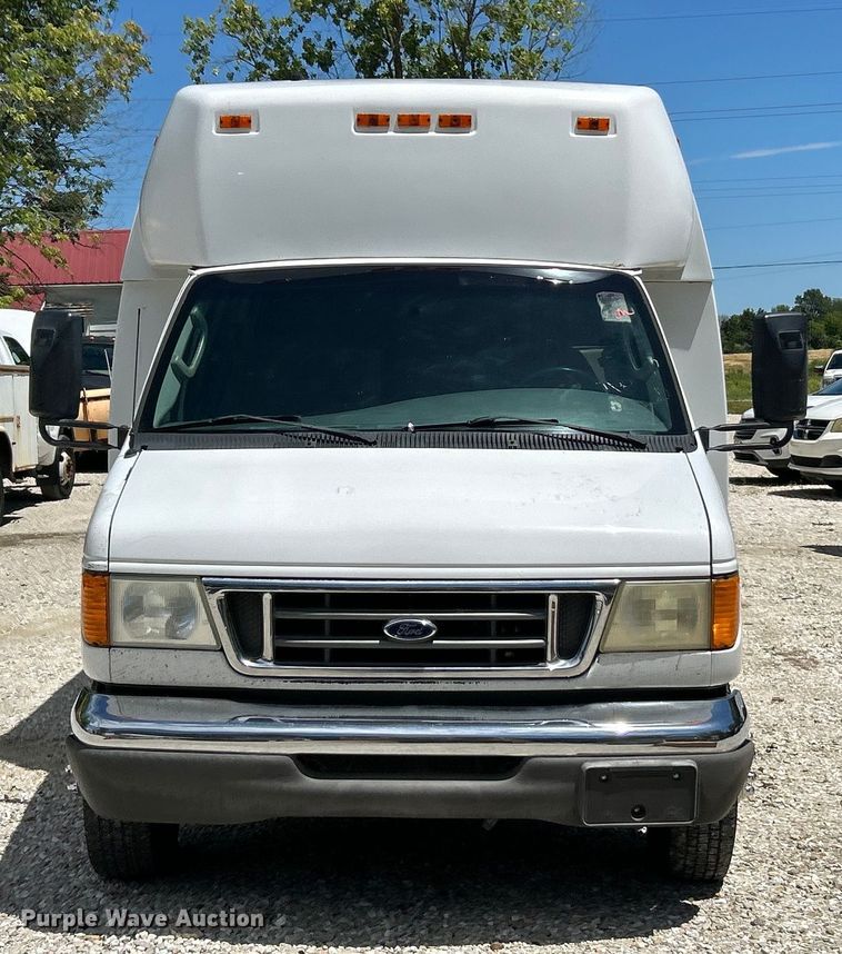 image for item EK4885 2003 Ford E450 Super Duty shuttle bus