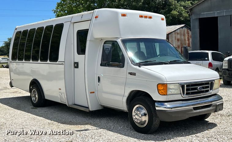 image for item EK4885 2003 Ford E450 Super Duty shuttle bus