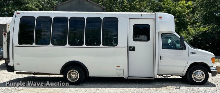 image for item EK4885 2003 Ford E450 Super Duty shuttle bus