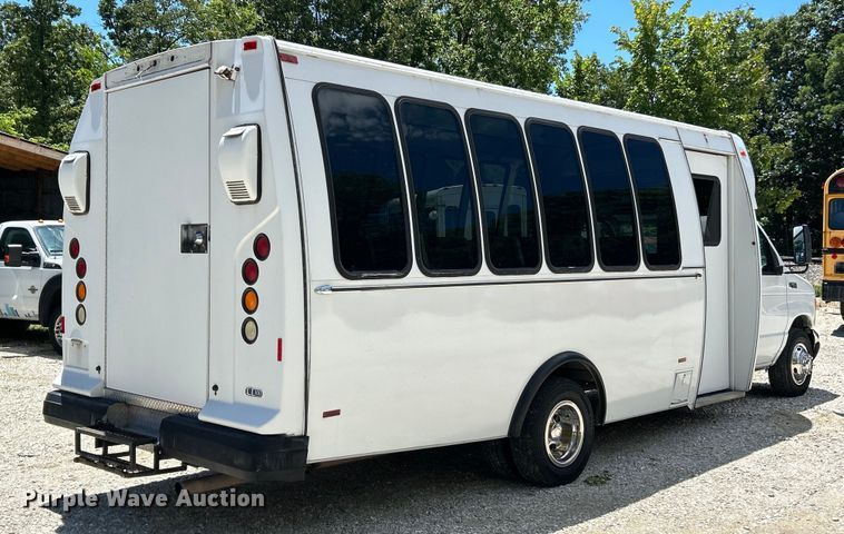 image for item EK4885 2003 Ford E450 Super Duty shuttle bus