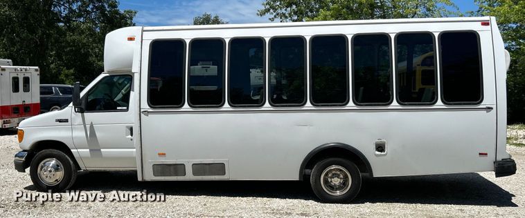 image for item EK4885 2003 Ford E450 Super Duty shuttle bus