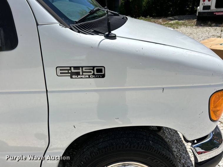 image for item EK4885 2003 Ford E450 Super Duty shuttle bus