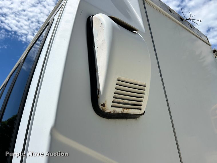 image for item EK4885 2003 Ford E450 Super Duty shuttle bus