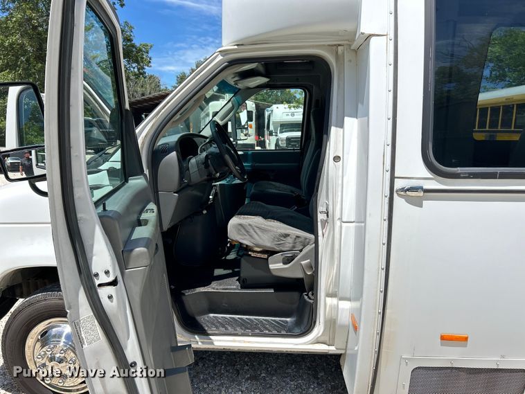 image for item EK4885 2003 Ford E450 Super Duty shuttle bus