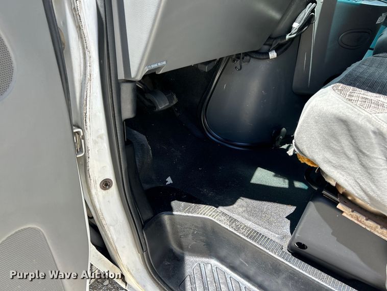 image for item EK4885 2003 Ford E450 Super Duty shuttle bus