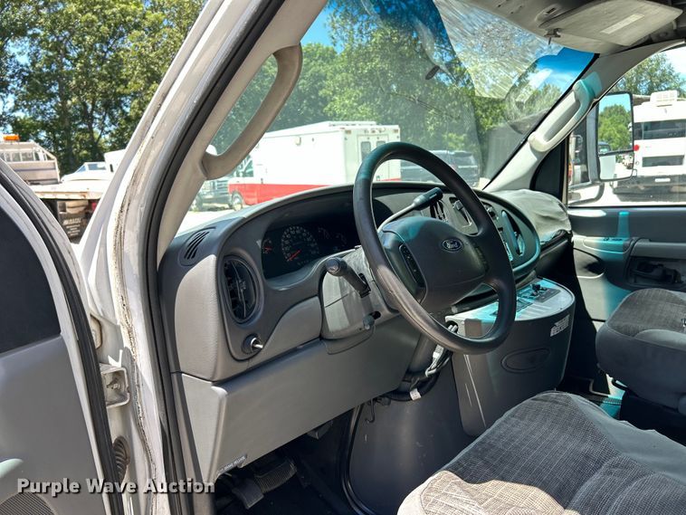 image for item EK4885 2003 Ford E450 Super Duty shuttle bus