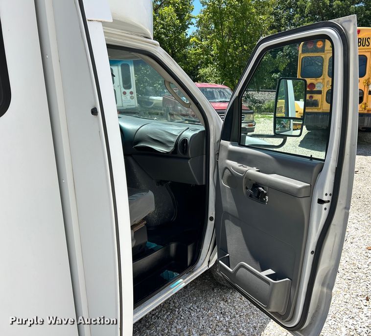 image for item EK4885 2003 Ford E450 Super Duty shuttle bus