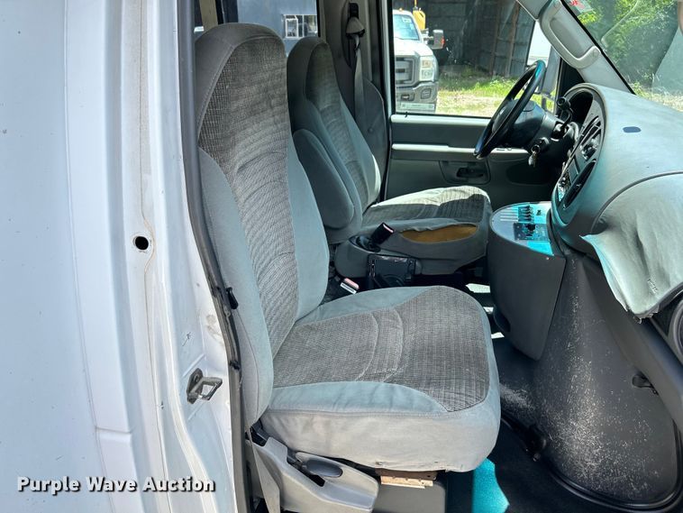 image for item EK4885 2003 Ford E450 Super Duty shuttle bus