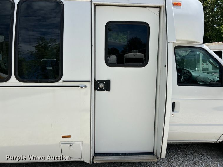 image for item EK4885 2003 Ford E450 Super Duty shuttle bus