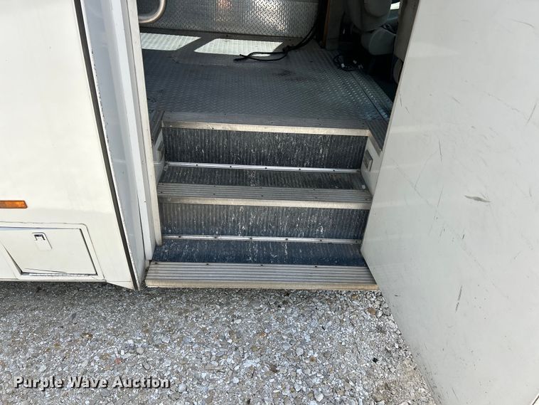 image for item EK4885 2003 Ford E450 Super Duty shuttle bus