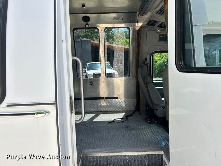 image for item EK4885 2003 Ford E450 Super Duty shuttle bus