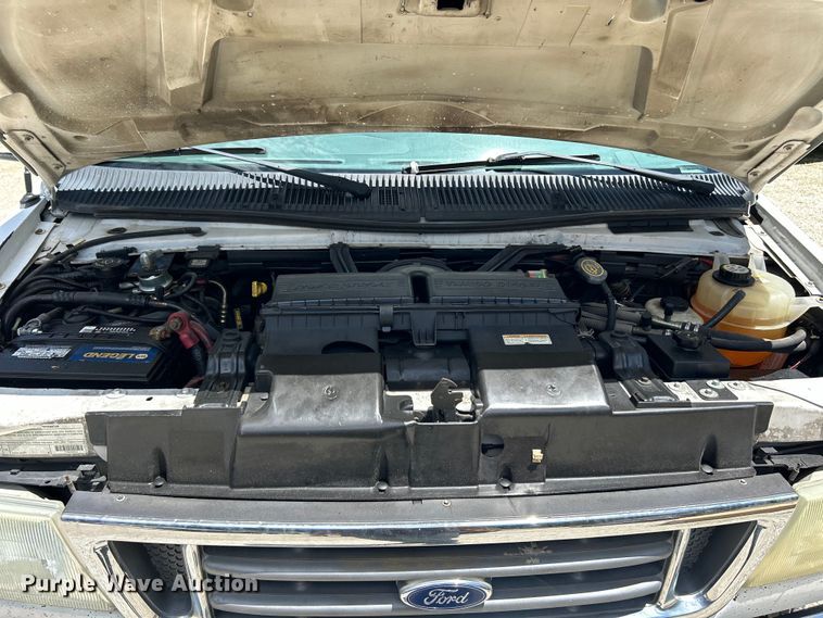 image for item EK4885 2003 Ford E450 Super Duty shuttle bus