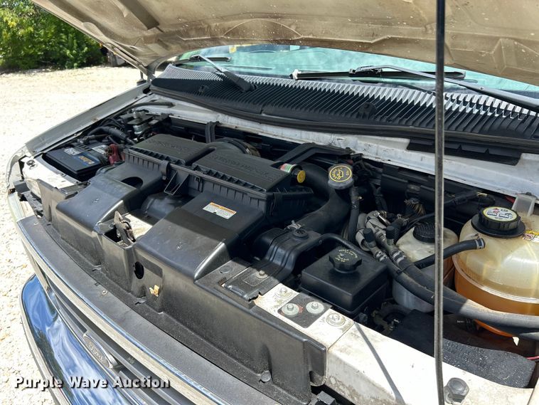 image for item EK4885 2003 Ford E450 Super Duty shuttle bus