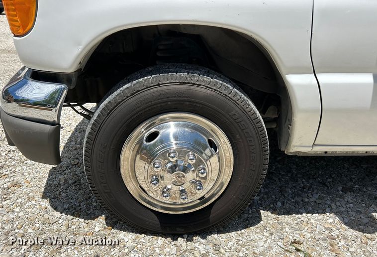image for item EK4885 2003 Ford E450 Super Duty shuttle bus