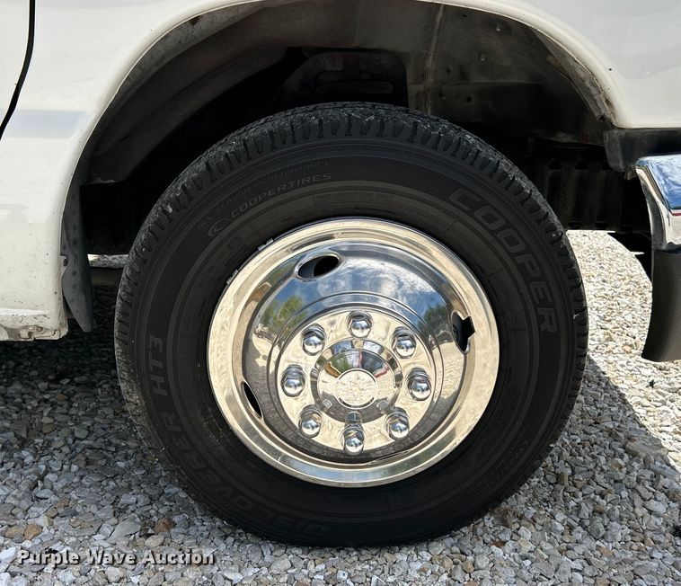 image for item EK4885 2003 Ford E450 Super Duty shuttle bus