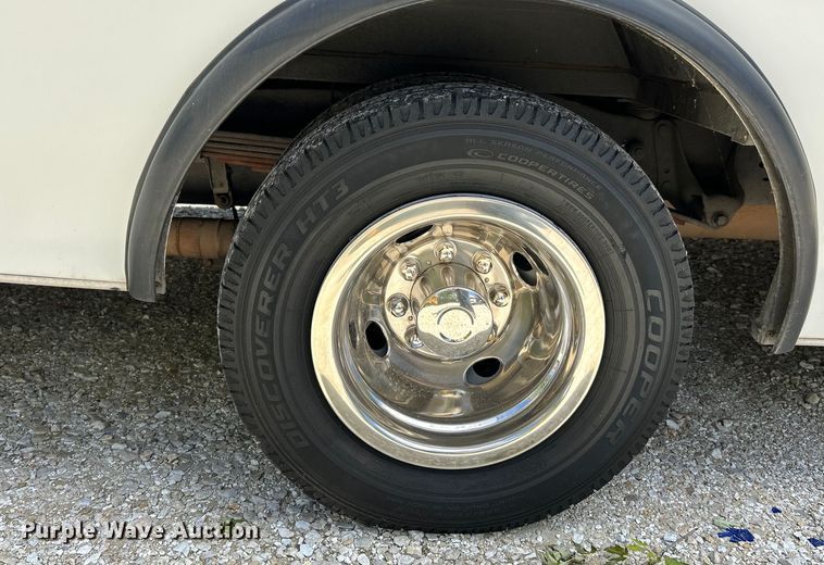 image for item EK4885 2003 Ford E450 Super Duty shuttle bus