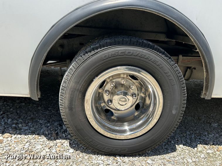 image for item EK4885 2003 Ford E450 Super Duty shuttle bus