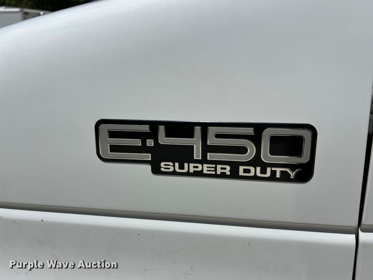 image for item EK4885 2003 Ford E450 Super Duty shuttle bus