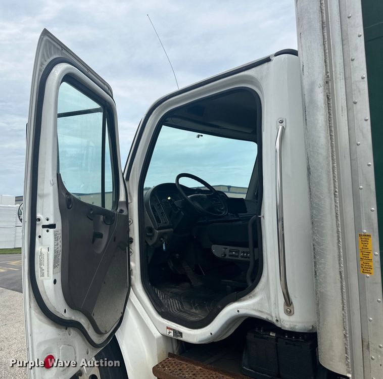 image for item LR9396 2018 Freightliner Business Class M2 side curtain box truck