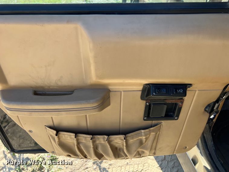 image for item LU9964 1995 AM General Humvee SUV