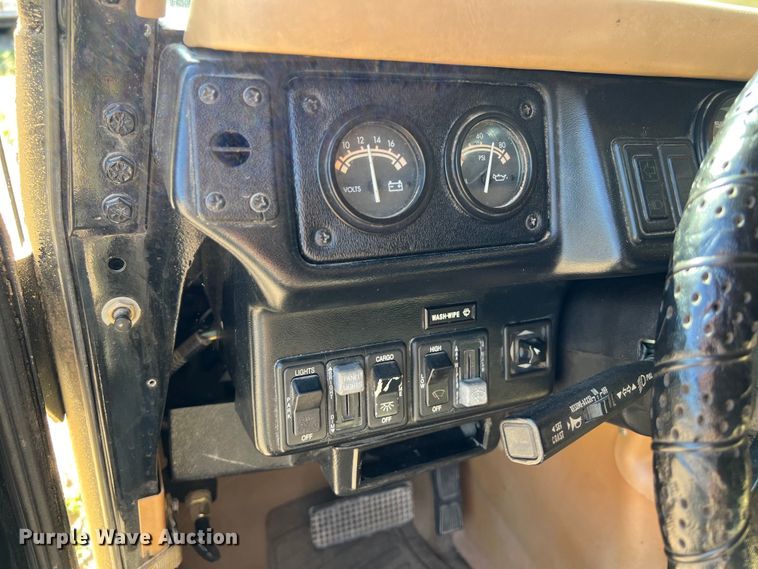 image for item LU9964 1995 AM General Humvee SUV