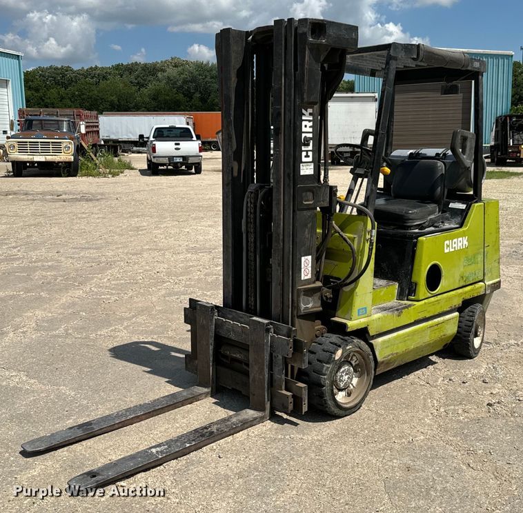 image for item MU9833 Clark GCS22 forklift