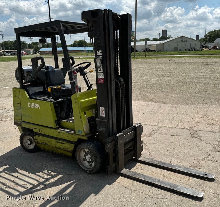 image for item MU9833 Clark GCS22 forklift