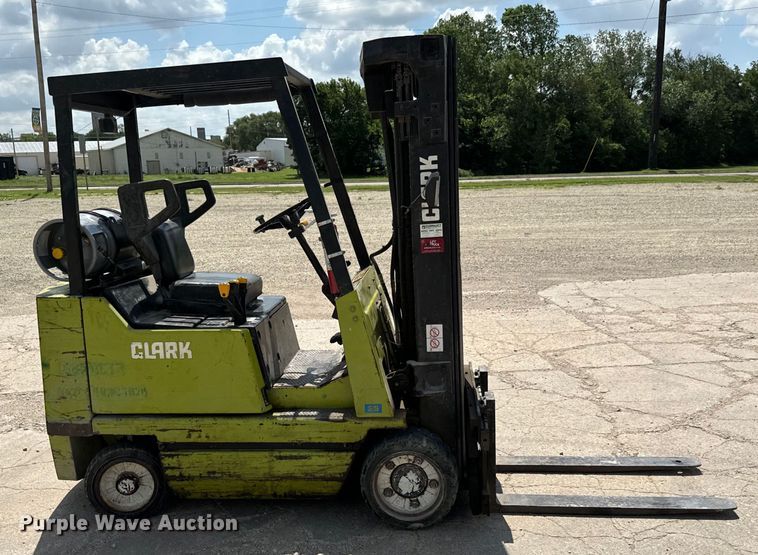 image for item MU9833 Clark GCS22 forklift