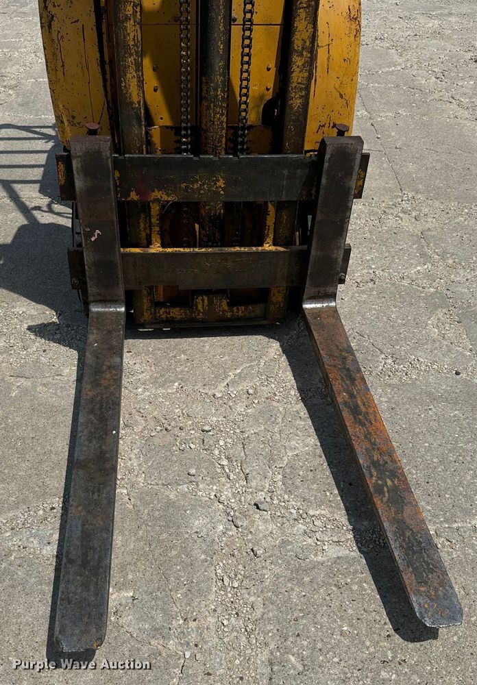 image for item MU9835 Allis-Chalmers  FT 20-24 forklift