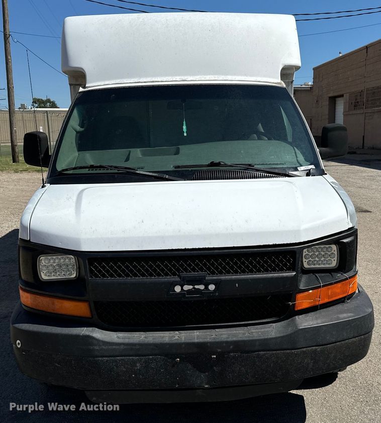 image for item MU9841 2006 Chevrolet  Express 3500 delivery truck