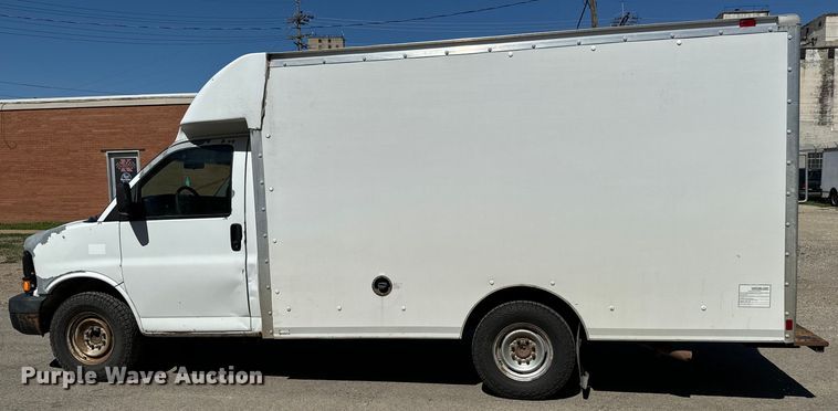 image for item MU9841 2006 Chevrolet  Express 3500 delivery truck