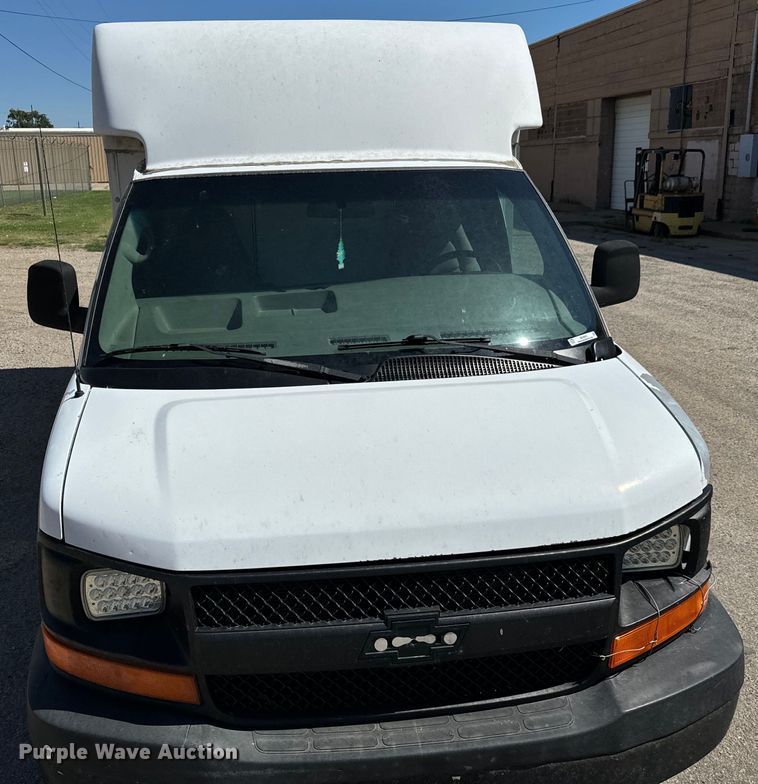 image for item MU9841 2006 Chevrolet  Express 3500 delivery truck