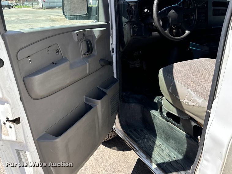 image for item MU9841 2006 Chevrolet  Express 3500 delivery truck