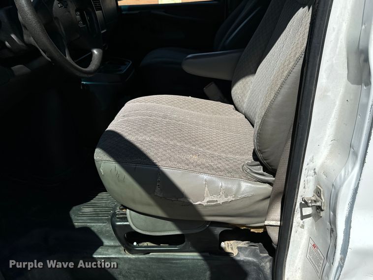 image for item MU9841 2006 Chevrolet  Express 3500 delivery truck