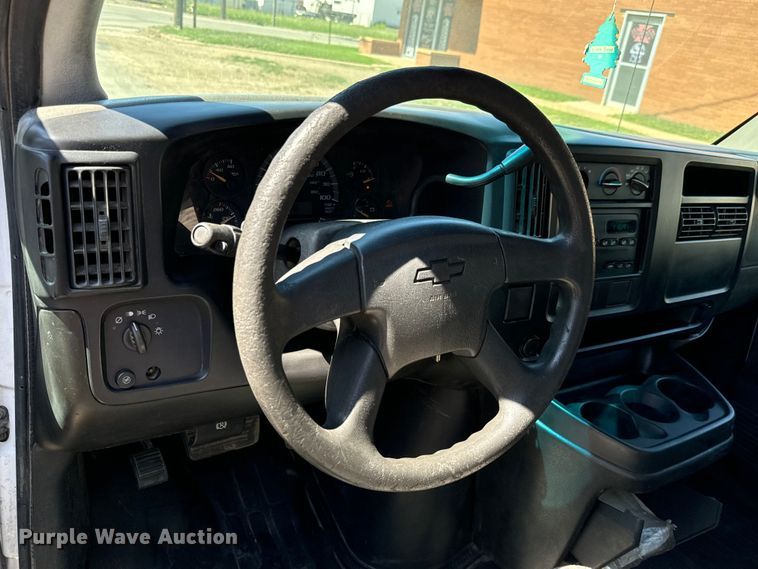 image for item MU9841 2006 Chevrolet  Express 3500 delivery truck