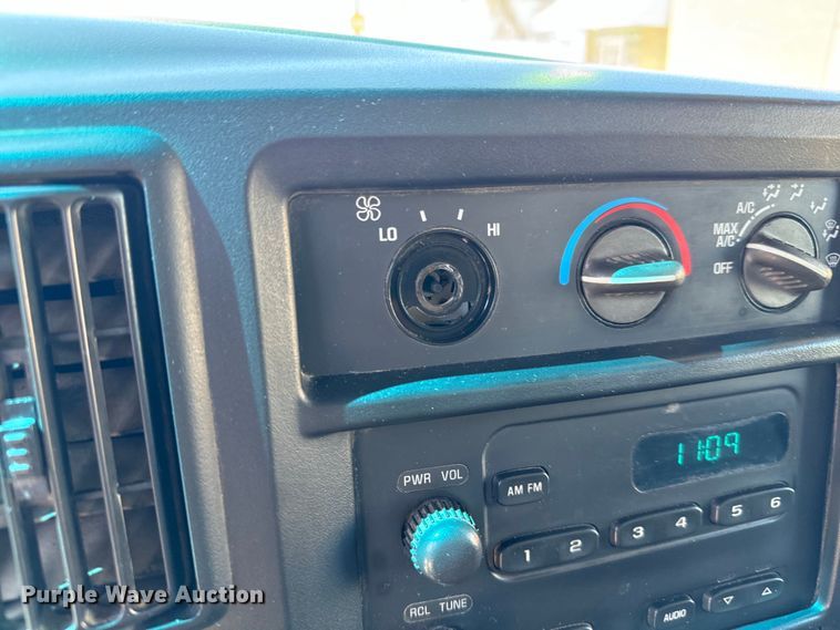 image for item MU9841 2006 Chevrolet  Express 3500 delivery truck