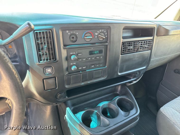 image for item MU9841 2006 Chevrolet  Express 3500 delivery truck