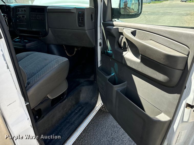 image for item MU9841 2006 Chevrolet  Express 3500 delivery truck