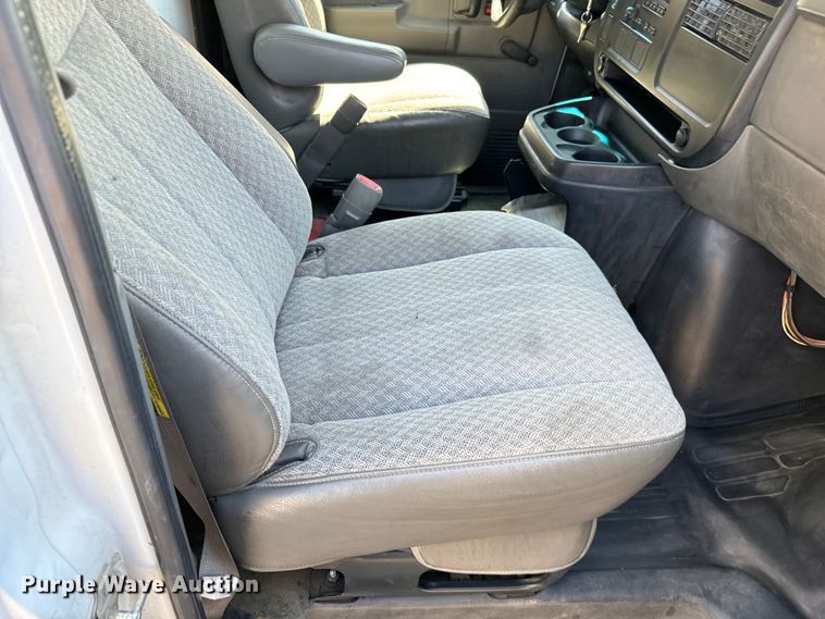 image for item MU9841 2006 Chevrolet  Express 3500 delivery truck