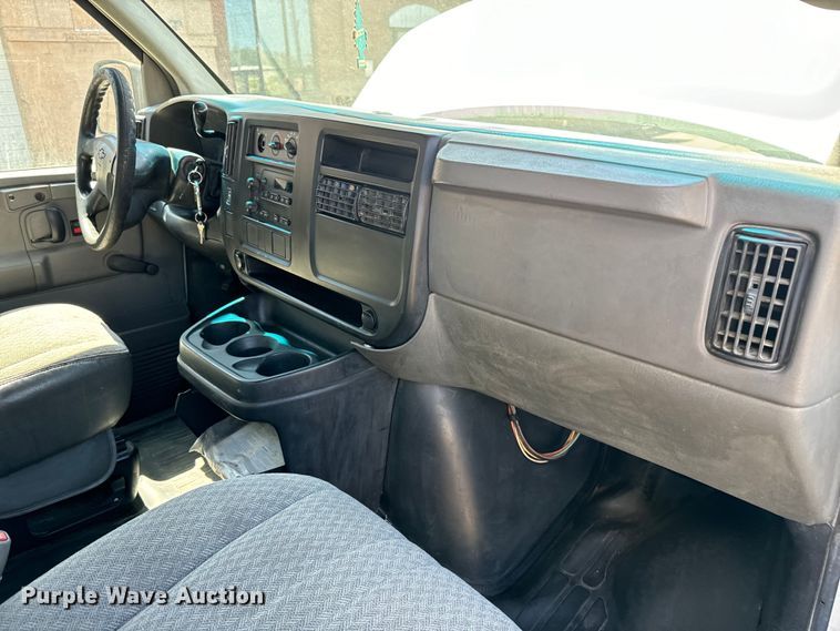 image for item MU9841 2006 Chevrolet  Express 3500 delivery truck